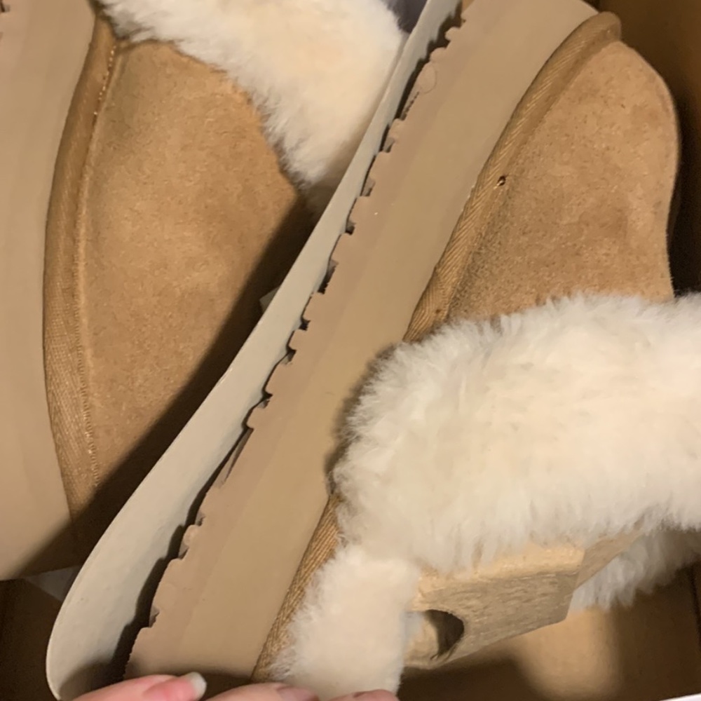 Chesnut Uggs size 6 womens slippers